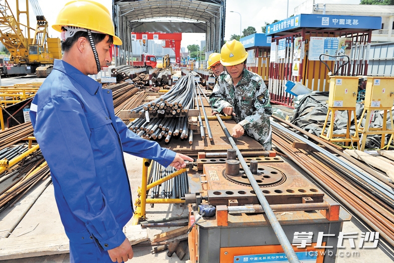 　　昨日上午，剛從名校走出的“90后”們頂著烈日在進(jìn)行鋼筋加工，不一會(huì)兒便汗流浹背?！　【鶠殚L沙晚報(bào)記者 王志偉 攝